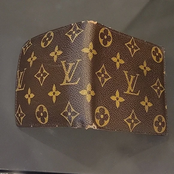 LOUIS VUITTON Monogram Wallet - Picture 2 of 11